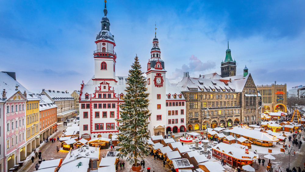 Einer der schönsten sächsischen Weihnachtsmärkte findet sich im Herzen von Chemnitz, der Kulturhauptstadt Europas 2025. Foto: DJD/Tourismusverband Chemnitz Zwickau Region/Dirk Hanus