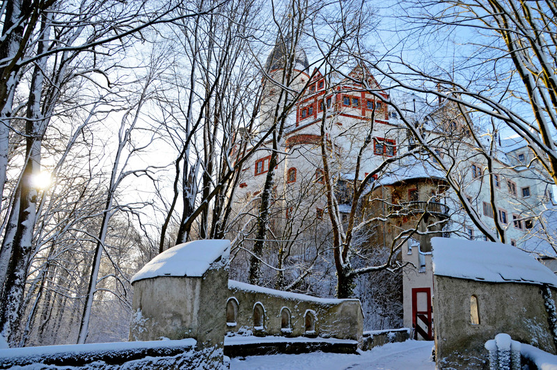 Der romantische Adventsmarkt auf Schloss Rochsburg findet am 20. und 21. Dezember statt. Foto: DJD/Tourismusverband Chemnitz Zwickau Region/Schloss Rochsburg