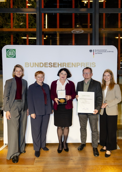 Ministerialdirektorin Christel Jagst (2.v.l.) und Freya von Czettritz, CEO der DLG Holding (li.), überreichen Urkunde und Medaille gemeinsam mit der Deutschen Weinkönigin Anna Zenz (re.) an Kellermeisterin Natalie Weich und Steffen Hanelt von der Sächsischen Winzergenossenschaft Meissen eG. Foto: DLG/ Anne Orthen