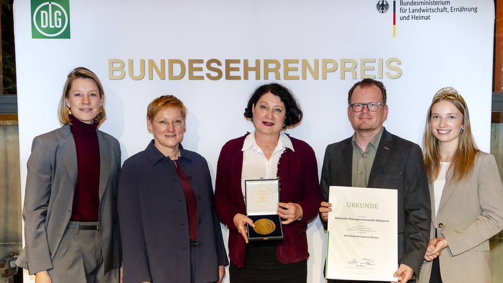 Ministerialdirektorin Christel Jagst (2.v.l.) und Freya von Czettritz, CEO der DLG Holding (li.), überreichen Urkunde und Medaille gemeinsam mit der Deutschen Weinkönigin Anna Zenz (re.) an Kellermeisterin Natalie Weich und Steffen Hanelt von der Sächsischen Winzergenossenschaft Meissen eG. Foto_:,DLG/ Anne Orthen