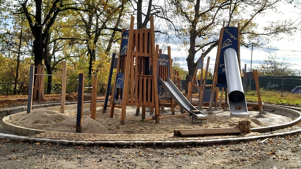 Der Toeplerpark im Stadtteil Tolkewitz wird seit Juni 2025 neugestaltet, erste Spielgeräte haben bereits ihren Platz gefunden. Foto: MeiDresden.de