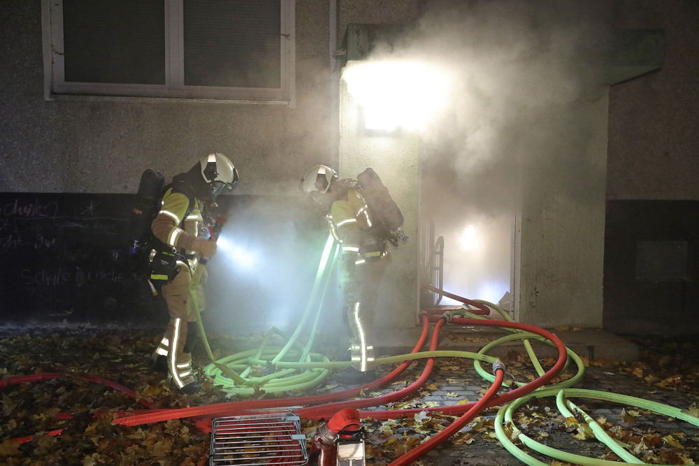 © Roland Halkasch Einsatzkräfte bei der Brandbekämpfung