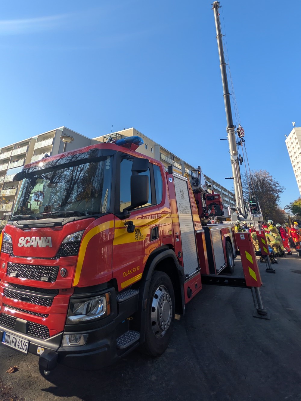 © Feuerwehr Dresden Eine Drehleiter wird in Stellung gebracht.