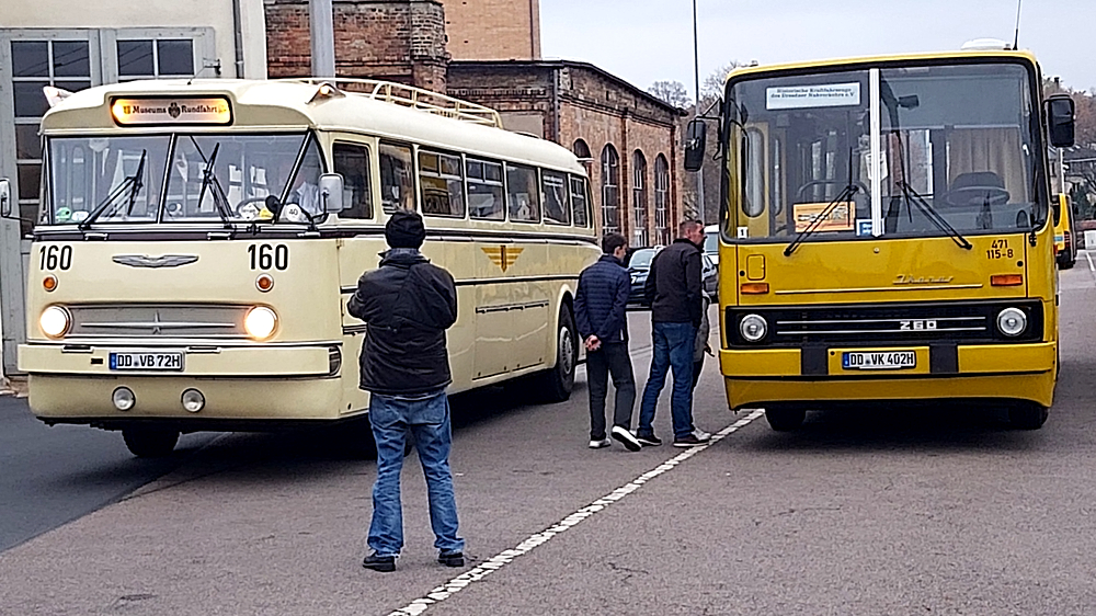 Ikarus 66. 62  und Ikarus 260 lockten viele Fans zu Rundfahrten an. Foto: MeiDresden.de
