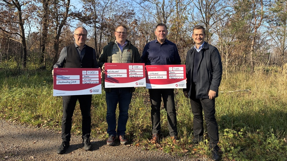 Die Bürgermeister Dr. Mirko Pollmer (Zeithain), Rico Weser (Wülknitz) und Enrico Münch (Gröditz) nahmen die Schecks der SachsenEnergie in der Gohrischheide entgegen.  Foto: SachsenEnergie