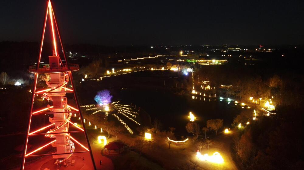 Winterzauber 2025 Drohnenaufnahme mit Pyramide und Park.Foto;  Erlebnis- und Freizeitpark Lichtenau