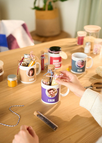 Ein harmonisch gestaltetes Tassenset für die ganze Familie ist eine originelle Geschenkidee. Foto: DJD/CEWE
