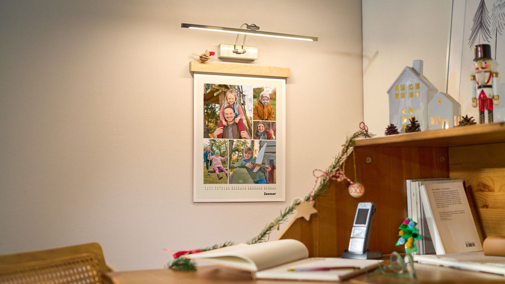 Mit einer Holzleiste wirkt der Wandkalender als Präsent doppelt wertvoll. Foto: DJD/CEWE