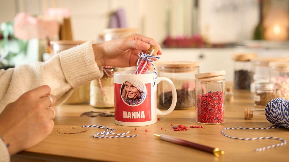 Die neue Lieblingstasse lässt sich individuell mit kleinen Aufmerksamkeiten befüllen. Foto: DJD/CEWE