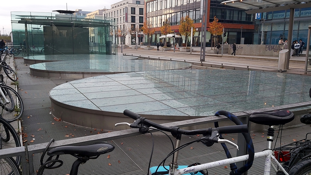 Seit Jahren fristen die Brunnenanlagen vor dem Hauptbahnhof einem traurigen Dasein, Müll und Fahrräder bieten dabei keinen schönen Anblick. Foto: MeiDresden.de
