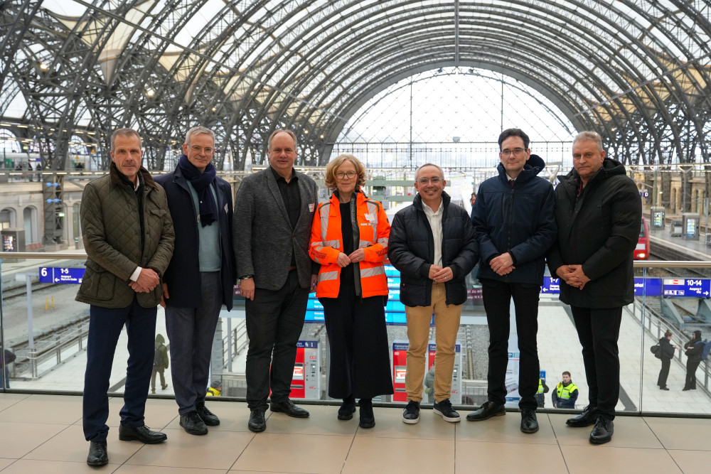 v.links nach rechts  Martin Walden, Konzernbevollmächtigter, DB Südost   Markus Reichel MdB,  Dirk Hilbert, OB Dresden  Regina Kraushaar, Ministerin SMIL  Ralf Thieme, Vorstand InfraGO Bahnhöfe  Frank Engel, BMV  Heiko Klaffenbach, Bahnhofsmanager   Foto: © Deutsche Bahn AG / Volker Emersleben
