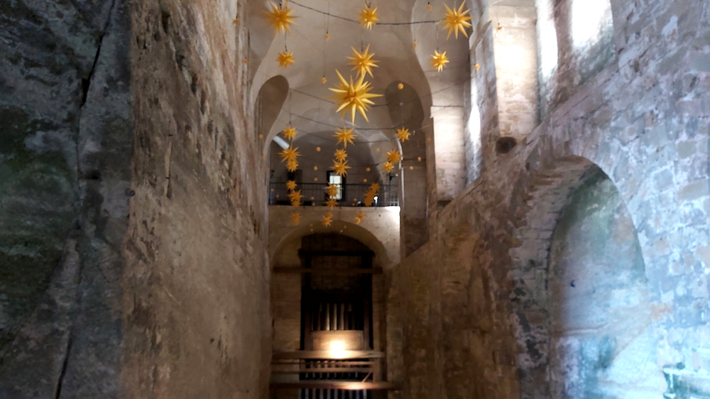 im Aufgang zur Festung ensteht der Sternendom zum Historisch romantischen Weihnachtsmarkt. © MeiDresden.de