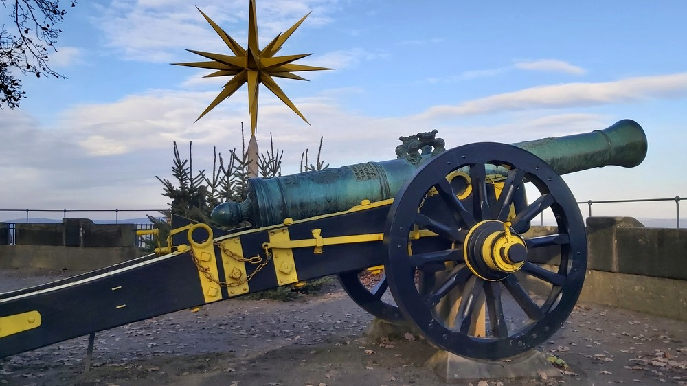 Eine der zahlreichen Kanonen auf dem Festungspateau in Richtung Lilielnstein, dahinter ensteht schon die Dekoration für die Weihnachtszeit. © MeiDresden.de
