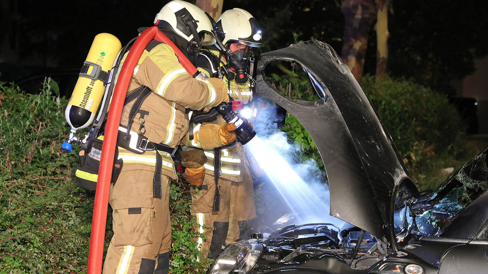 Einsätzkräfte bei der Restablöschung eines PKW-Brandes © Roland Halkasch Symbolbild: