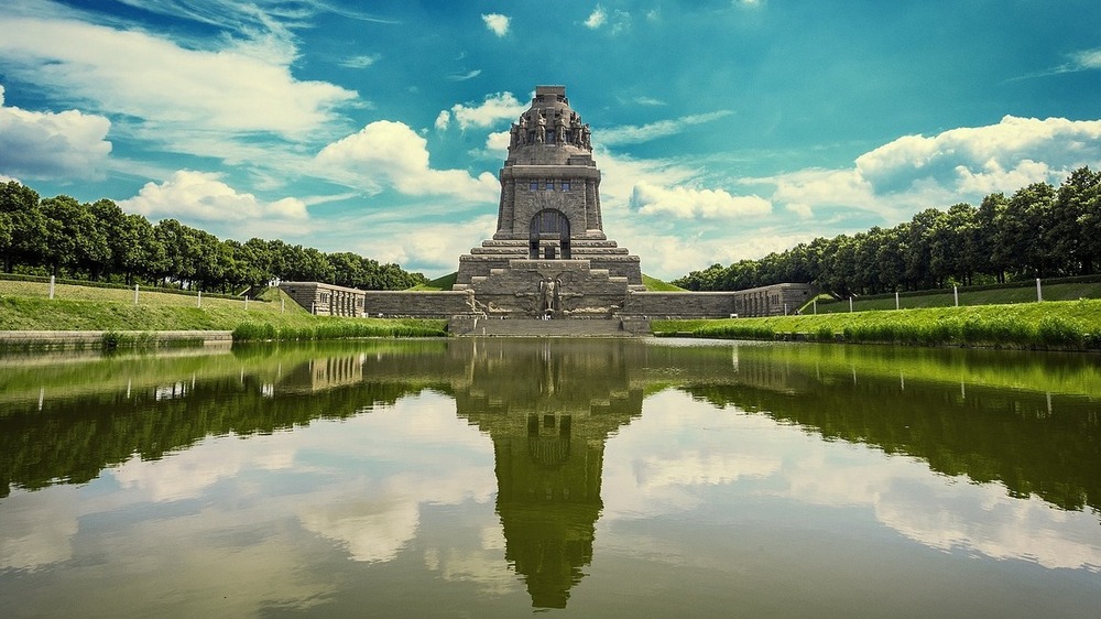 Eines der Highlihts für Urlauber und Touristen in Leipzig ist das weltbekannte Völkerschlachtdenkmal. Foto: Christoph Muller auf Pixabay