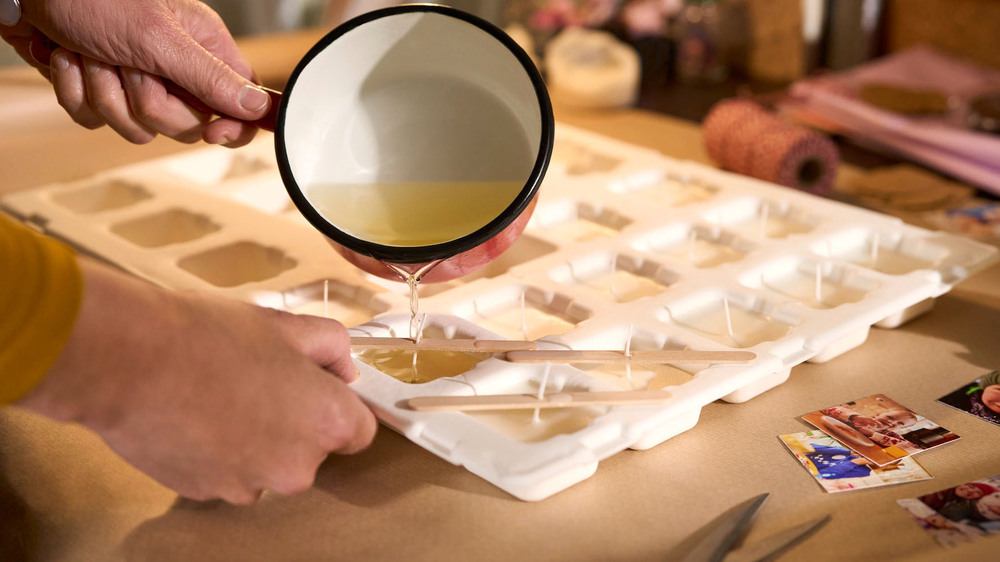 Mit wenigen Handgriffen verwandelt sich der Adventskalender in einen Kerzen-Vorrat fürs Wachsgießen an Silvester. Foto: DJD/CEWE