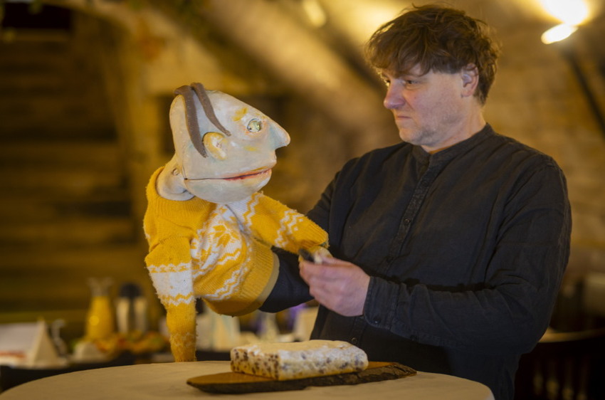 Puppenspieler Ben-Sebastian Hans von PuppeTierCooperat mit Kasper, nascht am Stollen Foto: Sylvio Dittrich/Stadtverwaltung Radebeul