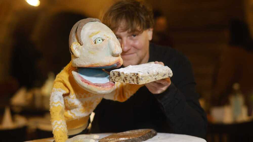 Puppenspieler Ben-Sebastian Hans von PuppeTierCooperat mit Kasper, nascht am Stollen Foto: Sylvio Dittrich/Stadtverwaltung Radebeul