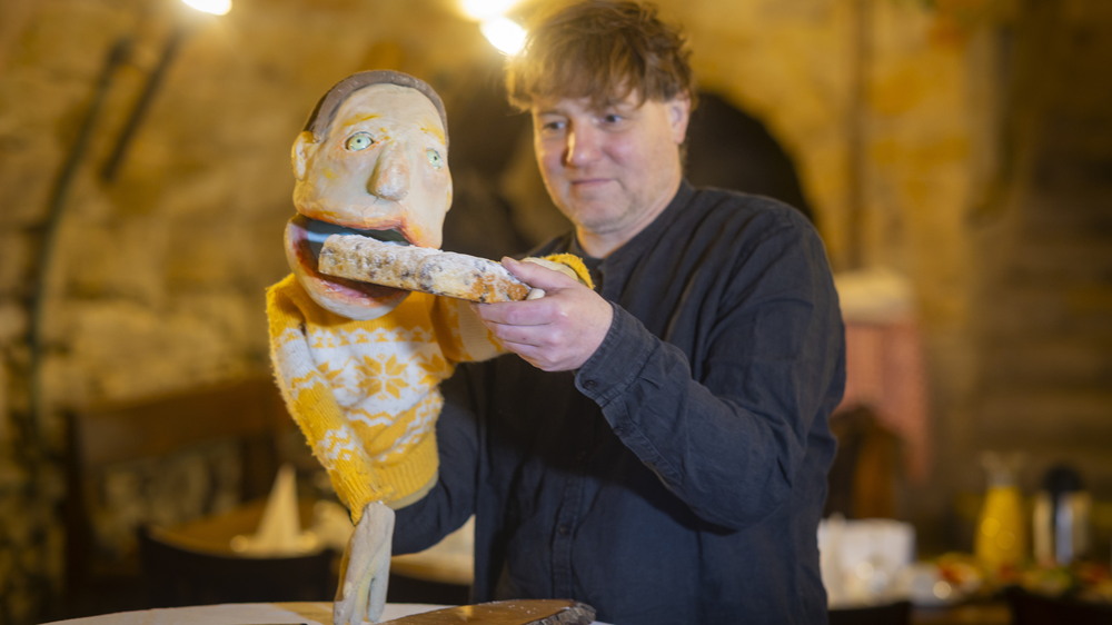 Puppenspieler Ben-Sebastian Hans von PuppeTierCooperat mit Kasper, nascht am Stollen Foto: Sylvio Dittrich/Stadtverwaltung Radebeul