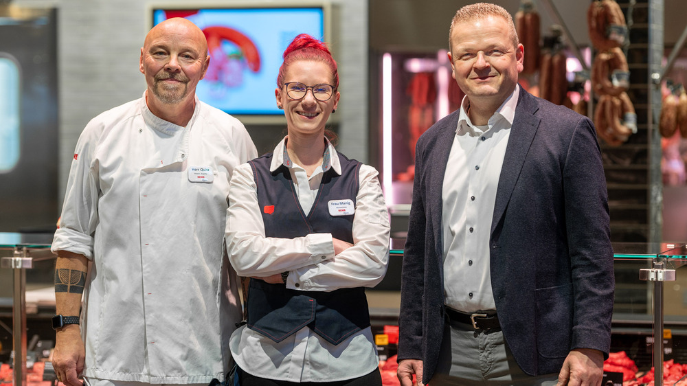 „Rewe_Radebeul-Ost_Leitung“: Unternehmenschef Björn Keyser (r.) vertraut für die Leitung seines Marktes und der Frischetheke in Radebeul-Ost auf Alice Manig und Matthias Quitz. Foto: Crispin-Iven Mokry