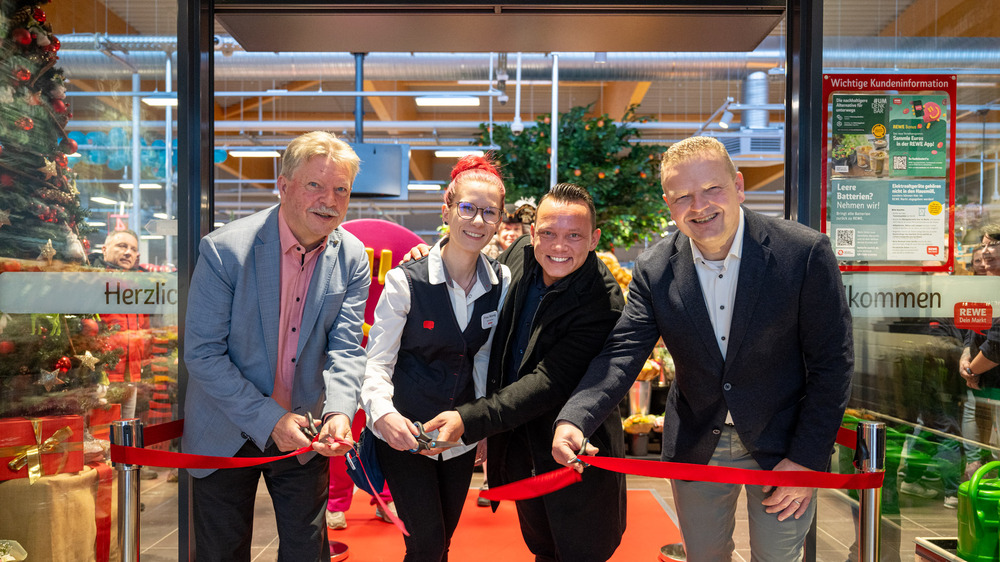 Rewe_Radebeul-Ost_Eroeffnung“: v. l. Bert Wendsche (Oberbürgermeister Radebeul), Alice Manig (Marktleiterin), Lukas Claus (Geschäftsführer Bäckerei Claus), Björn Keyser (REWE-Kaufmann). Foto: Crispin-Iven Mokry