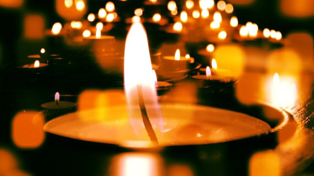 Ob als weihnachtliche Deko oder unterm Stövchen – Teelichter sorgen jetzt in der kalten Jahreszeit für warmes Licht in vielen Haushalten.. Foto: Gert Altmann (Pixabay)