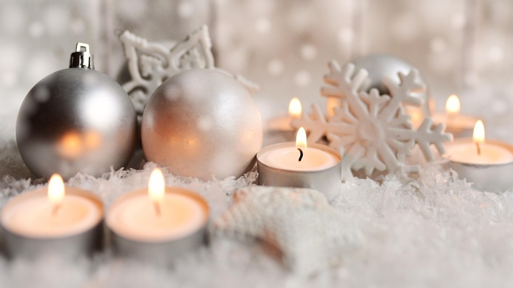 Ob als weihnachtliche Deko oder unterm Stövchen – Teelichter sorgen jetzt in der kalten Jahreszeit für warmes Licht in vielen Haushalten. Foto:  Congerdesign (Pixaaby)