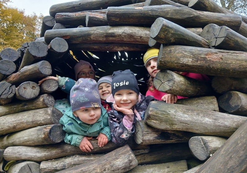 „Kommse rein, könnse raus guggn“: Der Eichhörnchenkobel im Walderlebnisgelände „Waldhusche“ zählt zu den Lieblingsverstecken der Hinterhermsdorfer Kinder.. Foto: K. Partzsch