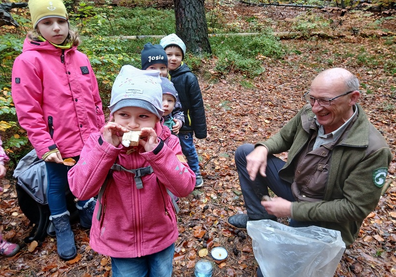 Die Hinterhermsdorfer Kinder hatten viel Spaß, als sie auf die Anregung von Frank Strohbach (r.) hin mit kleinen Holzstücken, Seifenwasser und kräftigem Pusten die Wasserleitfähigkeit von Holz erleben konnten. . Foto: K.Partzsch