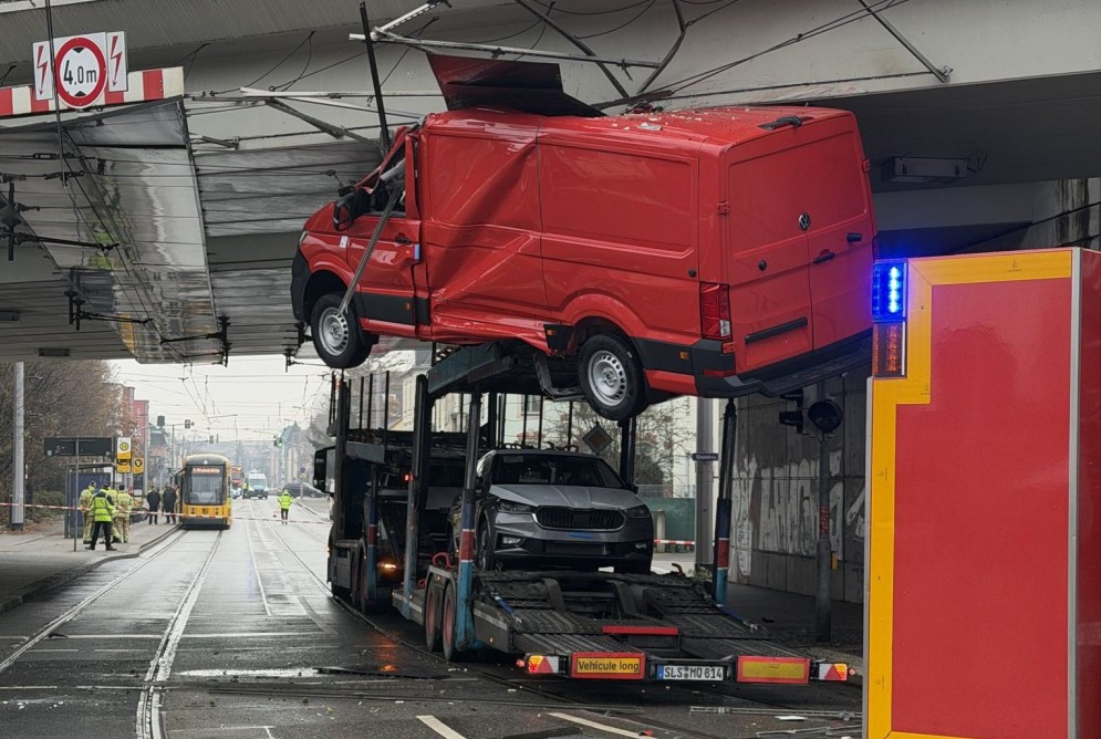 © Feuerwehr Dresden Der Kleintransporter droht vom Anhänger des Fahrzeugtransporters zu stürzen.
