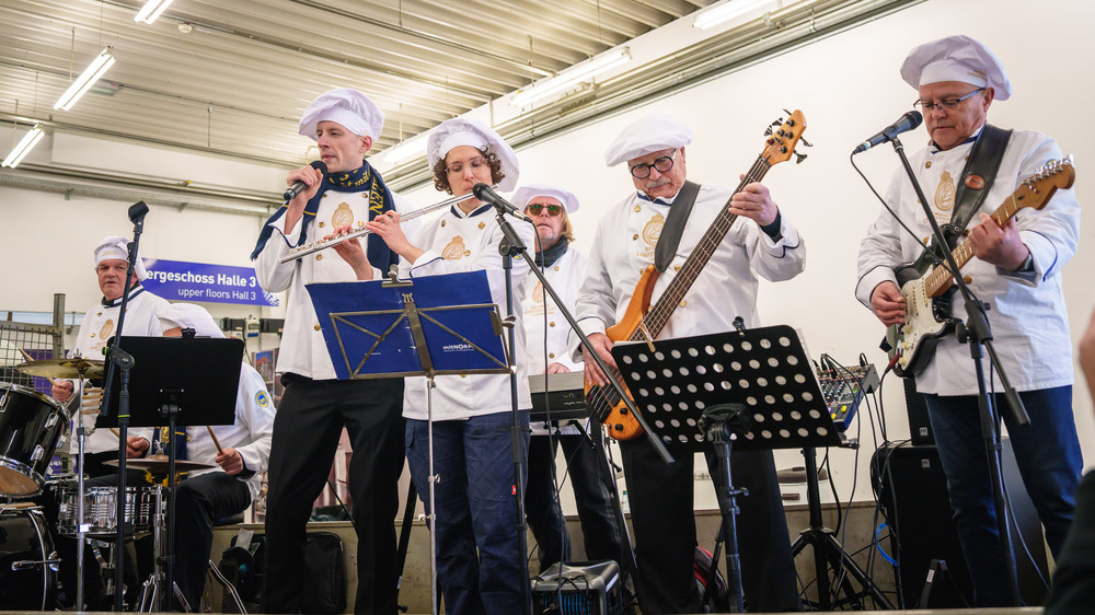Die Dresdner Stollenband "Rosinis" überraschte das Team mit einem Auftritt.. Foto: Schutzverband Dresdner Stollen e.V./Michael Schmidt