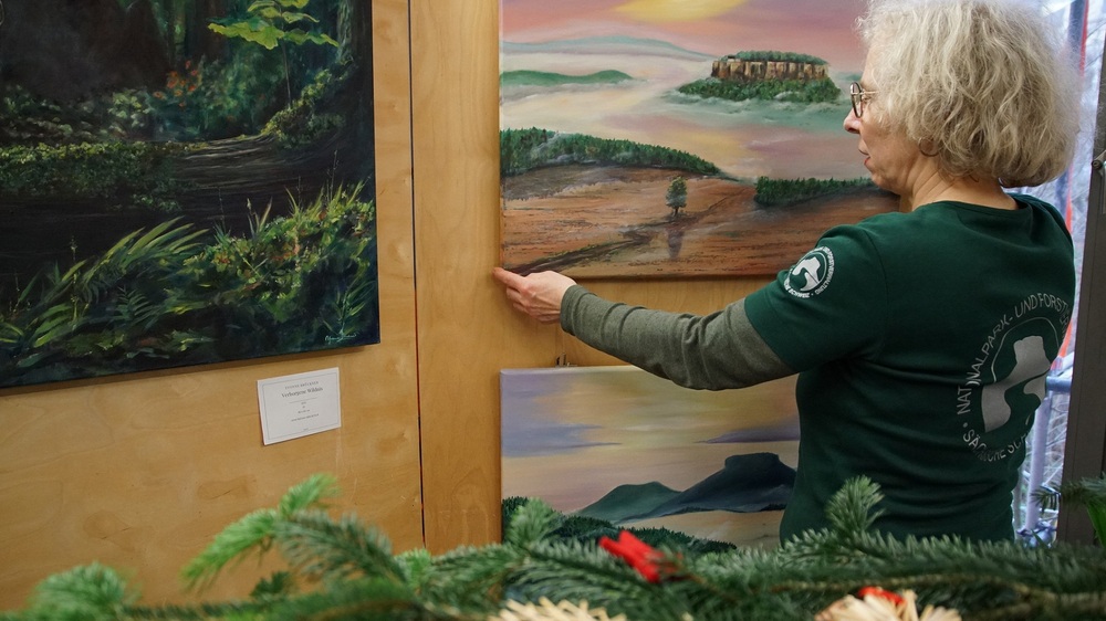 Die Sonderausstellung „Gemeinsam unterwegs“ – Deutsch-tschechisches Malerpleinair 2025 „Společně na cestách“ – Česko-německý malířský plenér 2025 mit ihren 26 Kunstwerken von Künstlerinnen aus der Region lässt die Betrachter in die besonderen Stimmungen der Landschaft in der Sächsischen Schweiz eintauchen. Die Bilder stehen auch zum Verkauf.  Foto: K.Partzsch