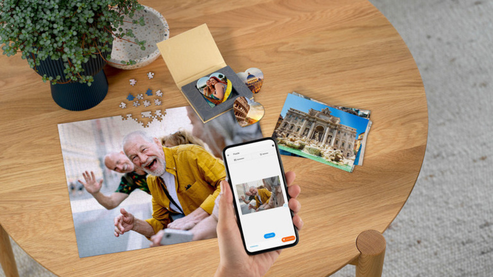 Fotos, die Geschichten erzählen: Mit etwas Kreativität zaubert man aus Schnappschüssen individuelle Präsente. Foto: DJD/pixum.de