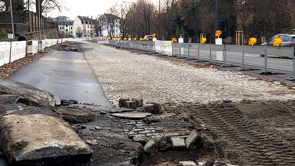 Auf der nördlichen Fahrbahn liegen im letzten Abschnitt bis Rudolf Leonard Straße noch die alten Pflastersteine . Foto: MeiDresden.de