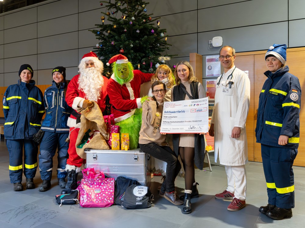 Lichterglanz und Adventszauber – das Technische Hilfswerk überrascht die kleinen Patientinnen und Patienten am Universitätsklinikum Dresden mit einer besonderen Aktion. Fotos: UKD / Kirsten Lassig