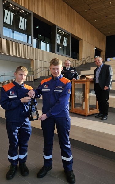 V.l.n.r.: Die beiden Mitglieder der Jugendfeuerwehr Cossebaude Lucius Rüdiger und Florian Rößler holten das Licht mit Carsten Löwe vom Stadtfeuerwehrverband aus Oberösterreich nach Dresden. Wirtschaftsbürgermeister Jan Pratzka nahm es im Stadtforum entgegen. © Frida Kraus