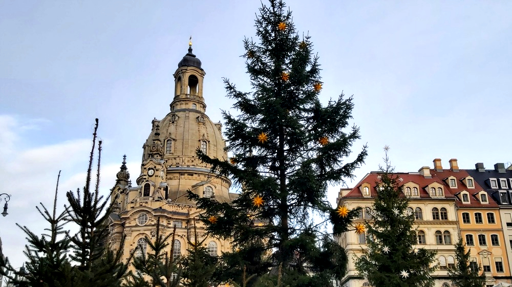 Weihnachten beginnt vor der Frauenkirche  33. Weihnachtliche Vesper vor der Frauenkirche am Dienstag, 23. Dezember 2025. Foto: MeiDresden.de