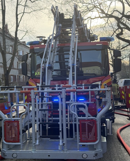 Eine Drehleiter wird vor dem Gebäude in Anleiterbereitschaft versetzt. © Feuerwehr Dresden