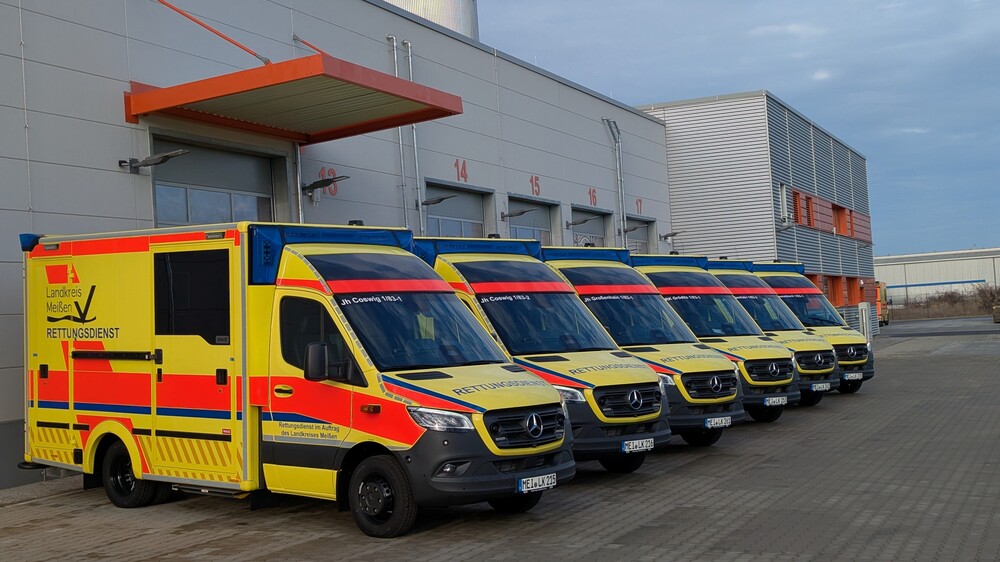 Sechs der neuen Rettungswagen vor dem Zentrum für Brand- und Katastrophenschutz des Landkreises Meißen  Foto: Landratsamt Meißen