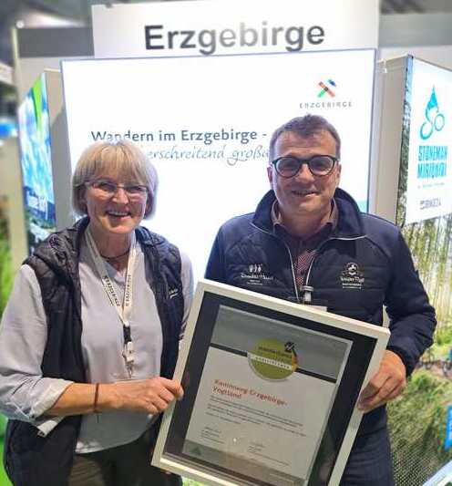 Birgit Knöbel und Ronny Weiß mit dem Zertifikat - CMT Stuttgart 2026. Foto: TVE