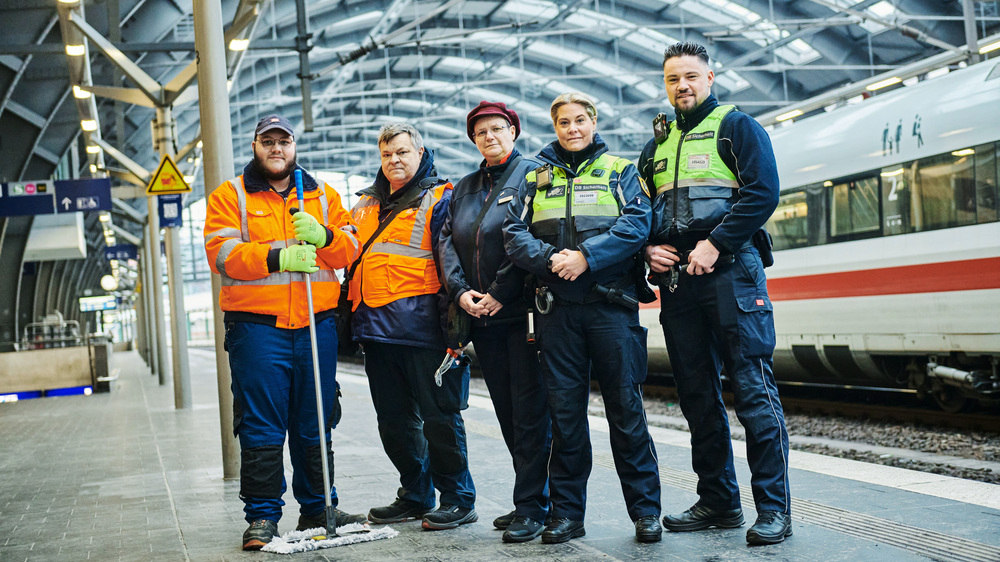 Mitarbeitende von DB Services, DB InfraGo, Bahnhofsservice und DB Sicherheit sorgen für Sicherheit und Sauberkeit am Bahnhof.Foto: Deutsche Bahn AG / Dominic Dupont