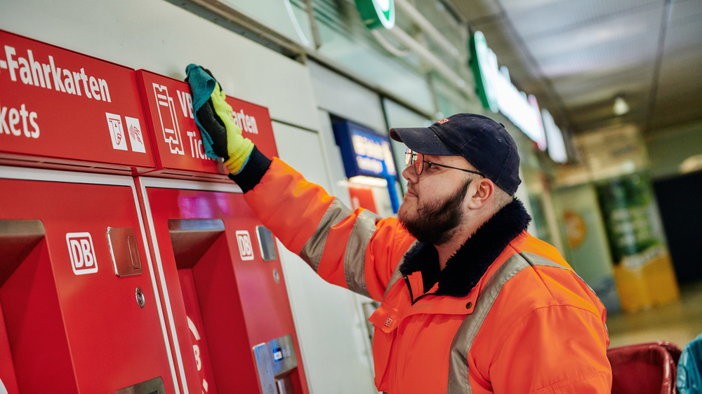 Mitrabeiter von DB Services bei der Reinigung im Bahnhof. Foto: Deutsche Bahn AG / Dominic Dupont