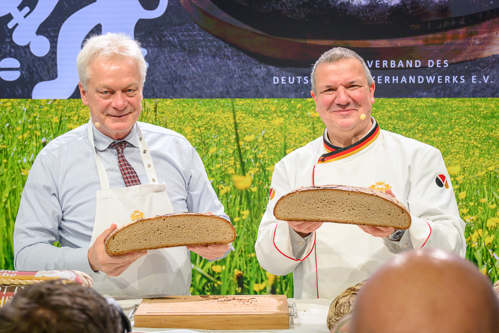 Bundesernährungsminister Alois Rainer (l.) und Bäckerpräsident Roland Ermer haben das Brot des Jahres am Dienstag erstmals vorgestellt. Das Roggenbrot, das mit Sauerteig gebacken wird, überzeugt mit seinem herzhaften Aroma und der Vielseitigkeit beim Backen.  Foto: © Philipp von Recklinghausen/lux-f