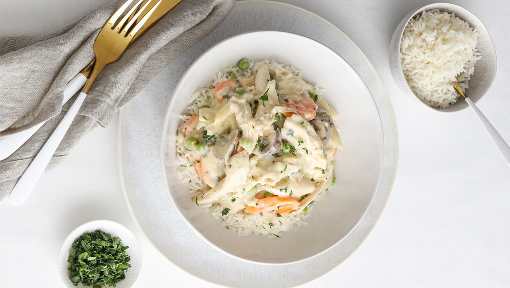 Cremiges Hähnchenfrikassee: Die Begeisterung über solche klassischen Geflügelgerichte hat sich über die Generationen hinweg erhalten. Foto: DJD/www.deutsches-geflügelde