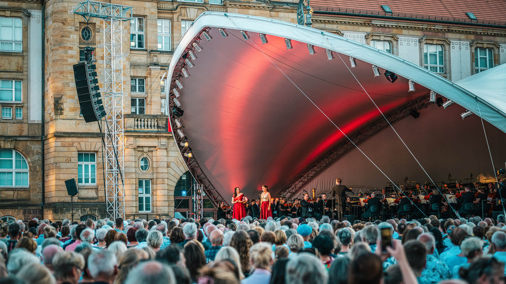er Theaterplatz in Chemnitz verwandelte sich im Kulturhauptstadtjahr 2025 immer wieder in eine fantastische Open-Air-Bühne. Aber auch 2026 bleibt die Region mit zahlreichen kulturellen Highlights eine Reise wert. Foto: DJD/Tourismusverband Chemnitz Zwickau Region/Nasser Hashemi