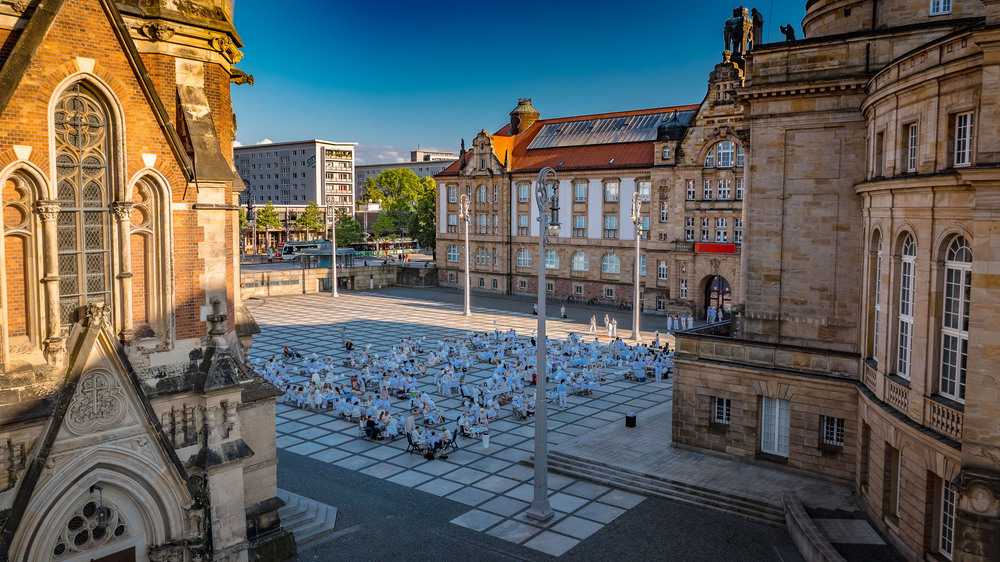 Der beeindruckende Theaterplatz in Chemnitz. Die Kunstsammlung - das Gebäude im Hintergrund rechts - zählt zu den größten Sammlungen Deutschlands mit Schwerpunkt auf Expressionismus, Gegenwartskunst und Design. Foto: DJD/Tourismusverband Chemnitz Zwickau Region/Patrick Engert