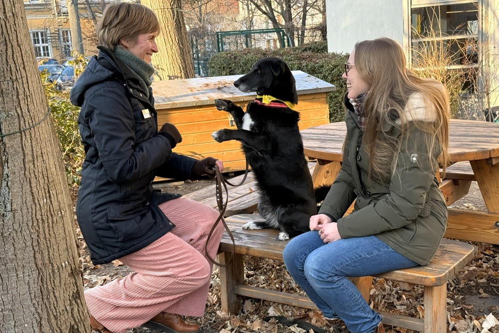 Pina macht Mäcnnchen. Studentin Josephine BeierPeggy Scharl. Foto Sabine Mutschke