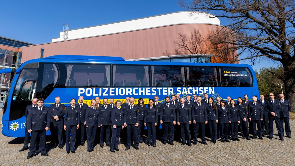 Polizeiorchester Sachsen vor seinem Tourbus. Foto: Polizei Sachsen /PVA
