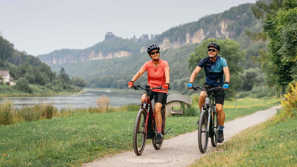 Radfahrer auf dem Elberadweg vor der Schrammsteinkette bei Schmilka (Sächsische Schweiz)  Foto: DZT, Felix Meyer