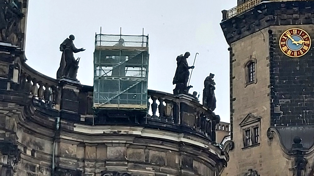 Hofkirche Dresden: Heilige Figur des Franz von Assisi verliert Arm. Foto: MeiDresden.de